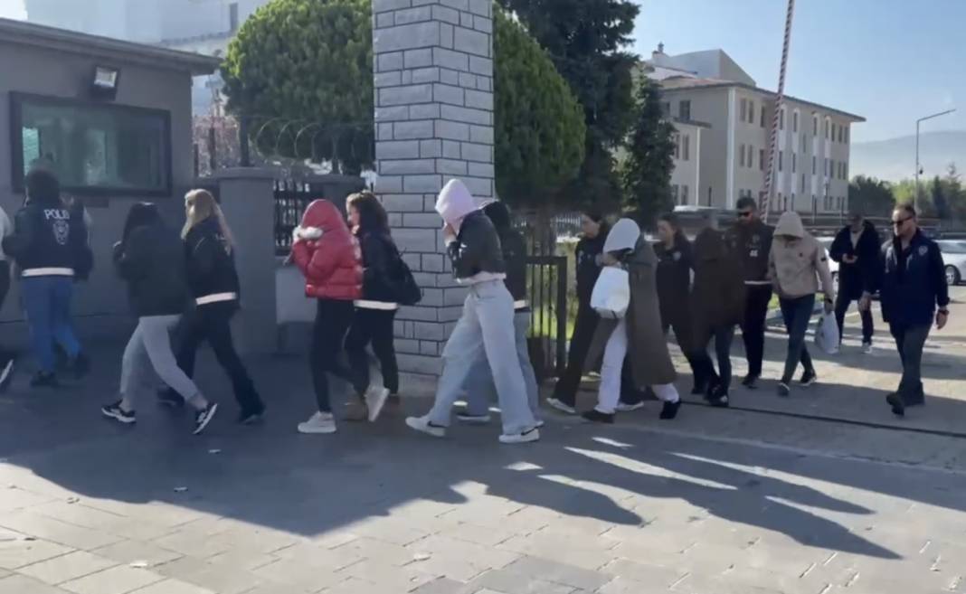 Masaj salonlarına 'fuhuş' baskını: Çok sayıda gözaltı var! 1